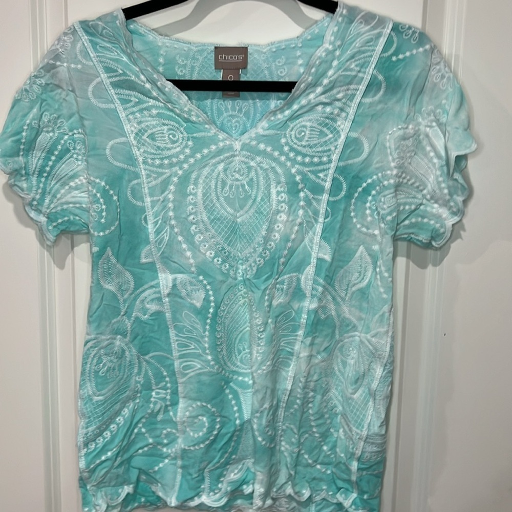 CHICOS BLUE ANE WHITE EMBROIDERED TOP WITH SCALLOPED TRIM CHICOS SIZE 0